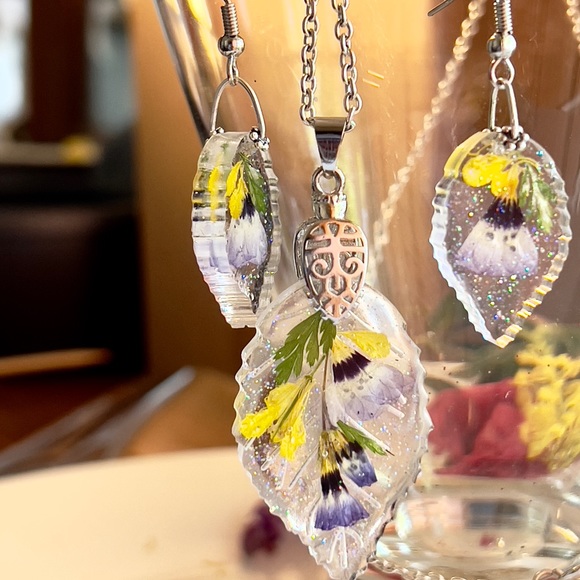 New handmade Jewelry set, pressed flower jewelry set, resin jewelry. Sold as is. - Picture 3 of 4